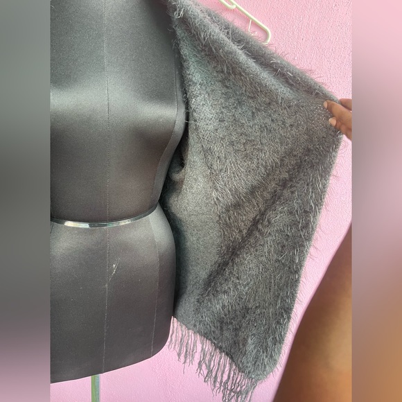 Faux fur korean shrug FIXED FIXED FIXED NO OFFERS PLZ❌ - Picture 4 of 11